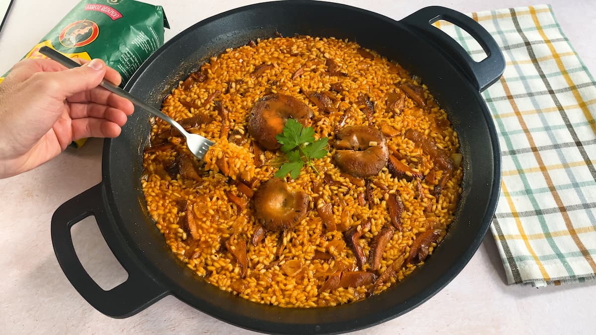 Proceso de preparación de arroz con níscalos