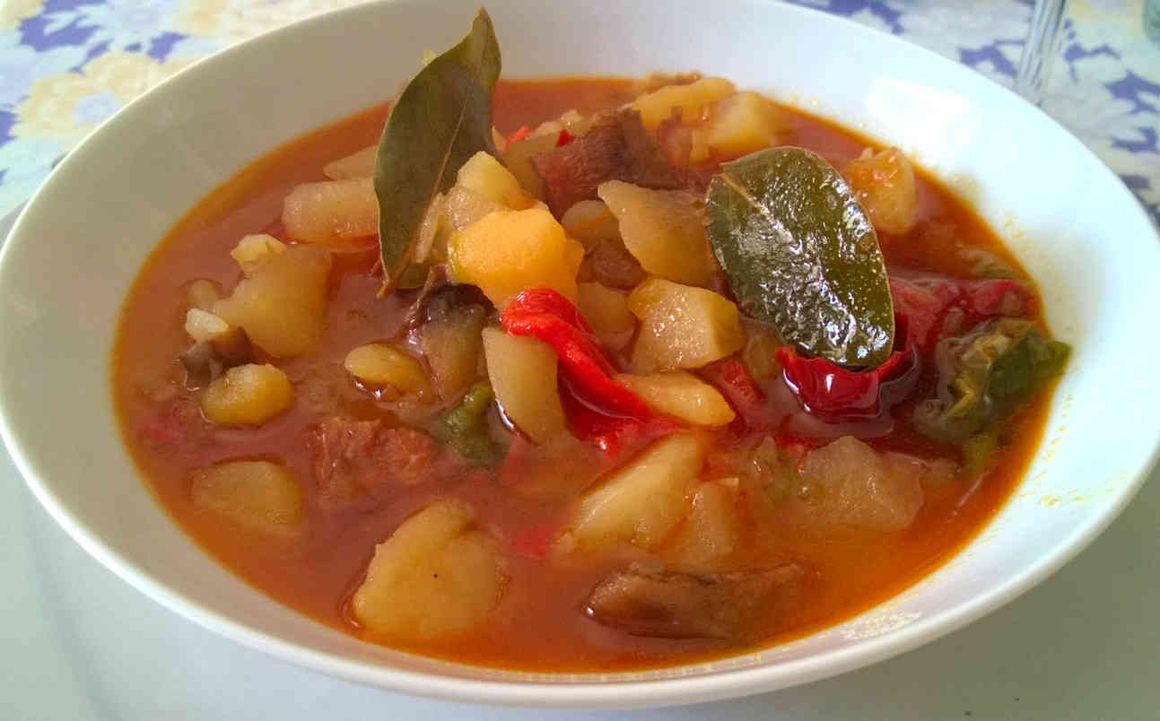 Proceso de preparación de patatas con níscalos